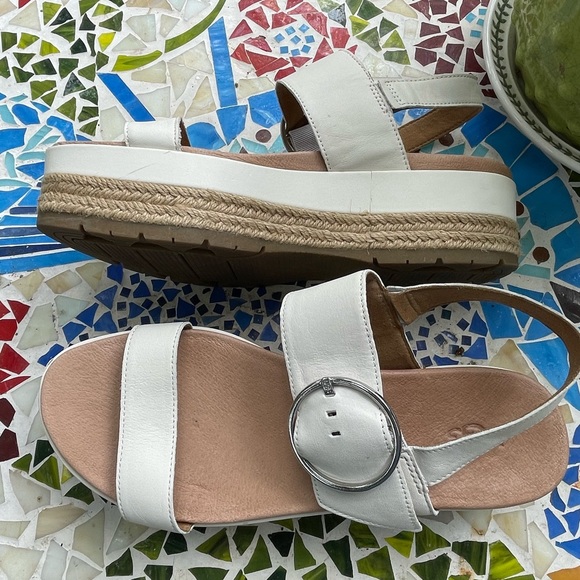 UGG White Platform Sandal - Picture 3 of 5